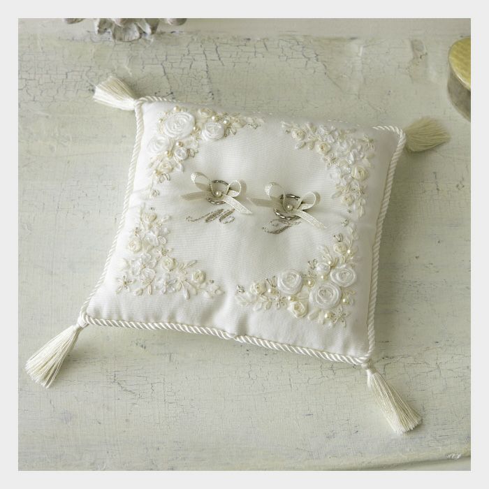 ホワイトローズのリングピロー