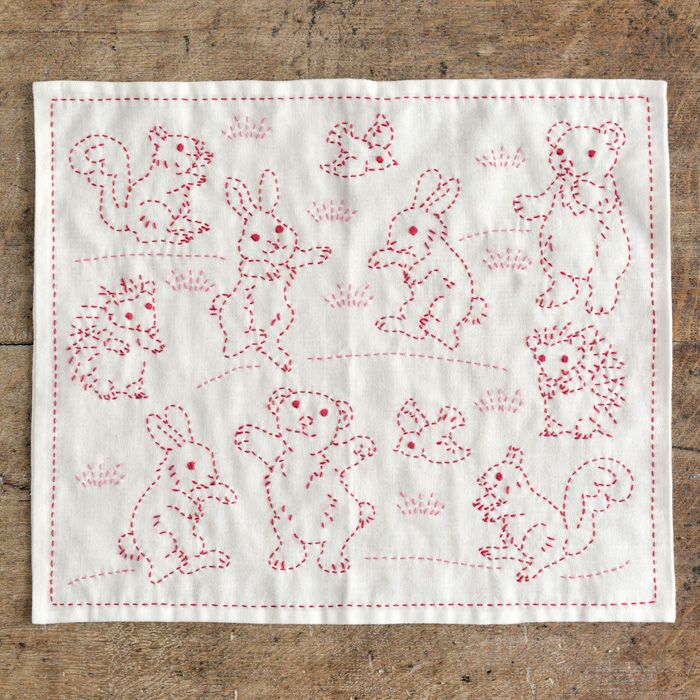 【ニー】白に赤が映えるロホリカンタ　刺し子　刺繍布　　フリンジ 刺し子 空飛ぶくまのプーさんと森のなかまたち | リバティ 生地