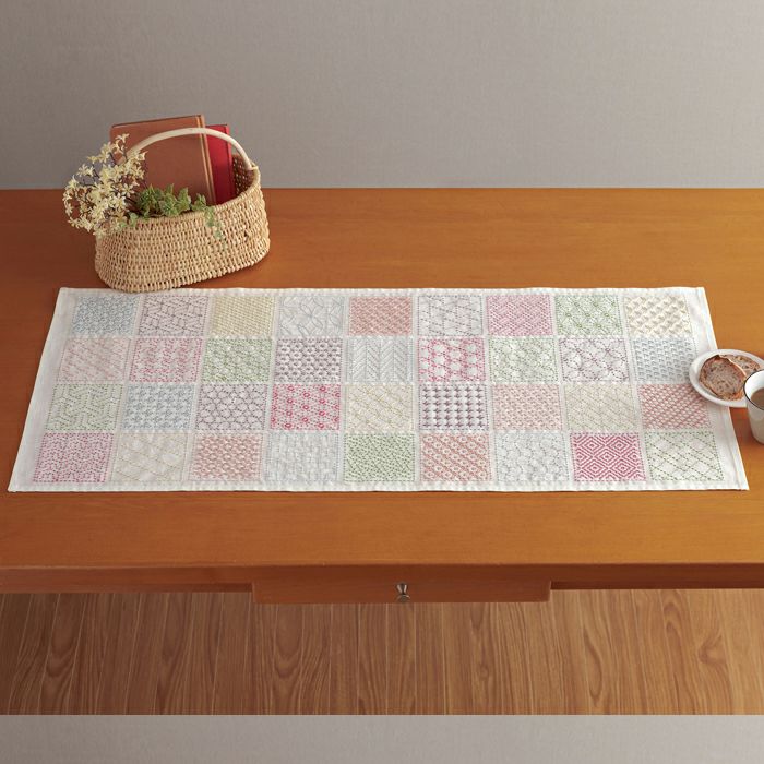 刺し子のテーブルセンター＜絹糸でつくる四角模様＞ | リバティ 生地 