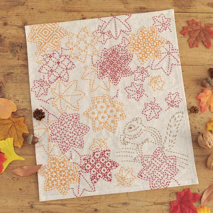 刺し子のテーブルセンター＜やさしい色の四角模様＞ | リバティ 生地