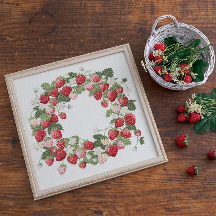 クロスステッチフレーム＜strawberry wreath＞ | リバティ 生地 