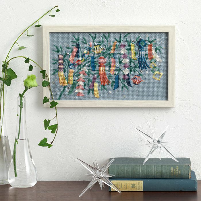 ホビーラホビーレクロスステッチ〈薔薇の香りに誘われて〉完成品 クロスステッチフレーム＜薔薇の香りに誘われて＞ | リバティ 生地