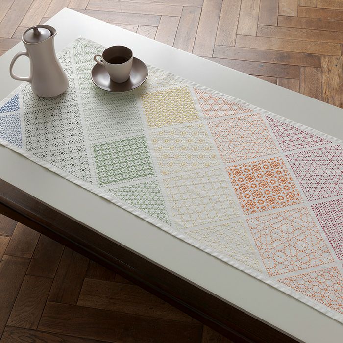刺し子のテーブルセンター＜やさしい色の四角模様＞ | リバティ 生地