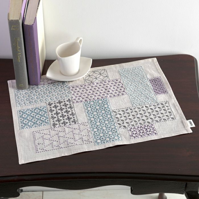 刺し子のテーブルセンター＜やさしい色の四角模様＞ | リバティ 生地